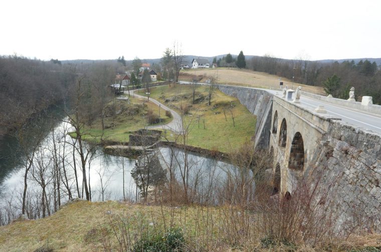 Tounj: Jedinstveni dvokatni most na rijeci Tounj?ici