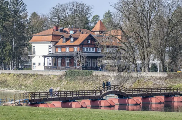 20250309 Karlovačkim ulicama (foto Igor Čepurkovski) 15 Hotel Korana Srakovčić i pontonski most