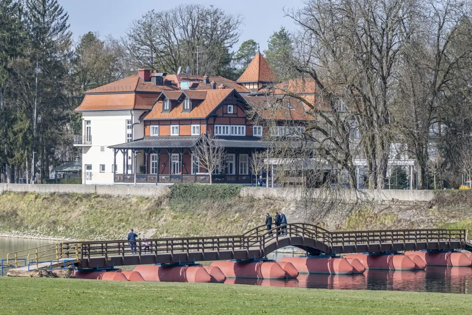 20250309 Karlovačkim ulicama (foto Igor Čepurkovski) 15 Hotel Korana Srakovčić i pontonski most