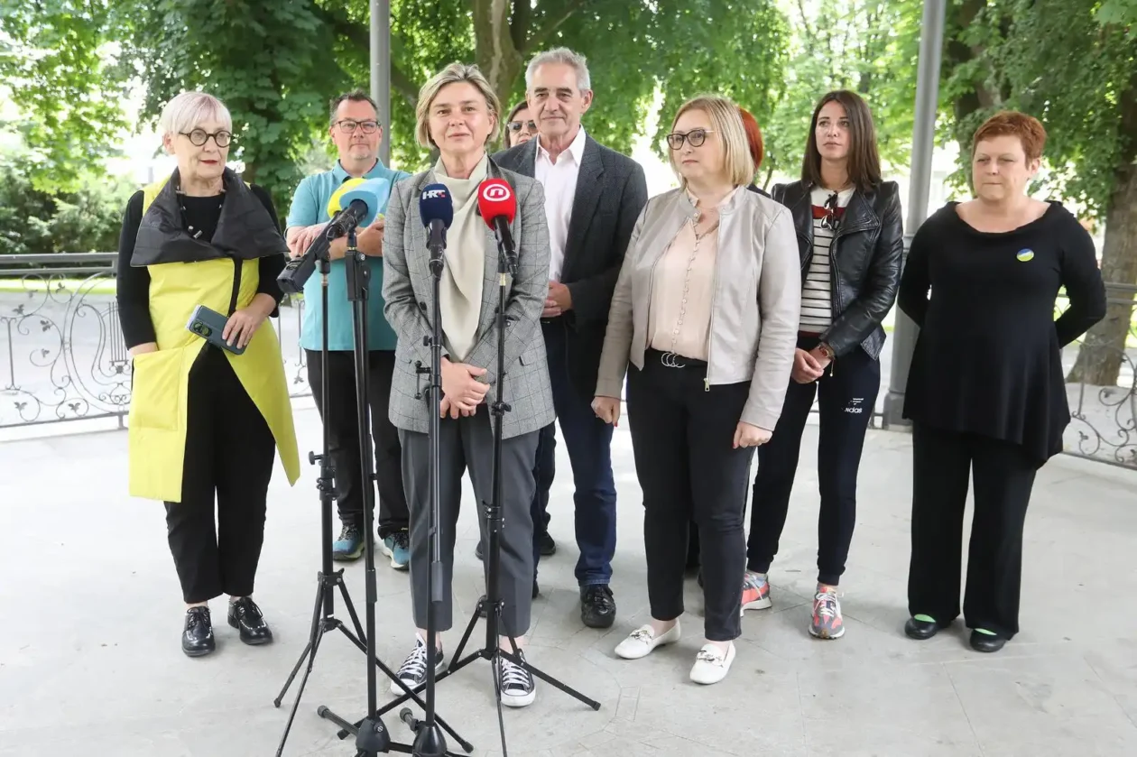 20250521 Možemo Karlovac (foto Kristina Štedul Fabac, PIXSELL) 02 Draženka Polović, Dobriša Adamec, Sandra Benčić, Damir Bakić, Ehlimana Planinac, Viktorija Banić i Vlasta Lendler Adamec
