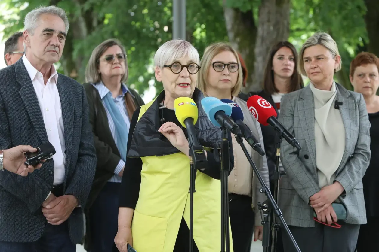 20250521 Možemo Karlovac (foto Kristina Štedul Fabac, PIXSELL) 04 Damir Bakić, Vesna Horvat, Draženka Polović, Ehlimana Planinac, Viktorija Banić, Sandra Benčić i Vlasta Lendler Adamec