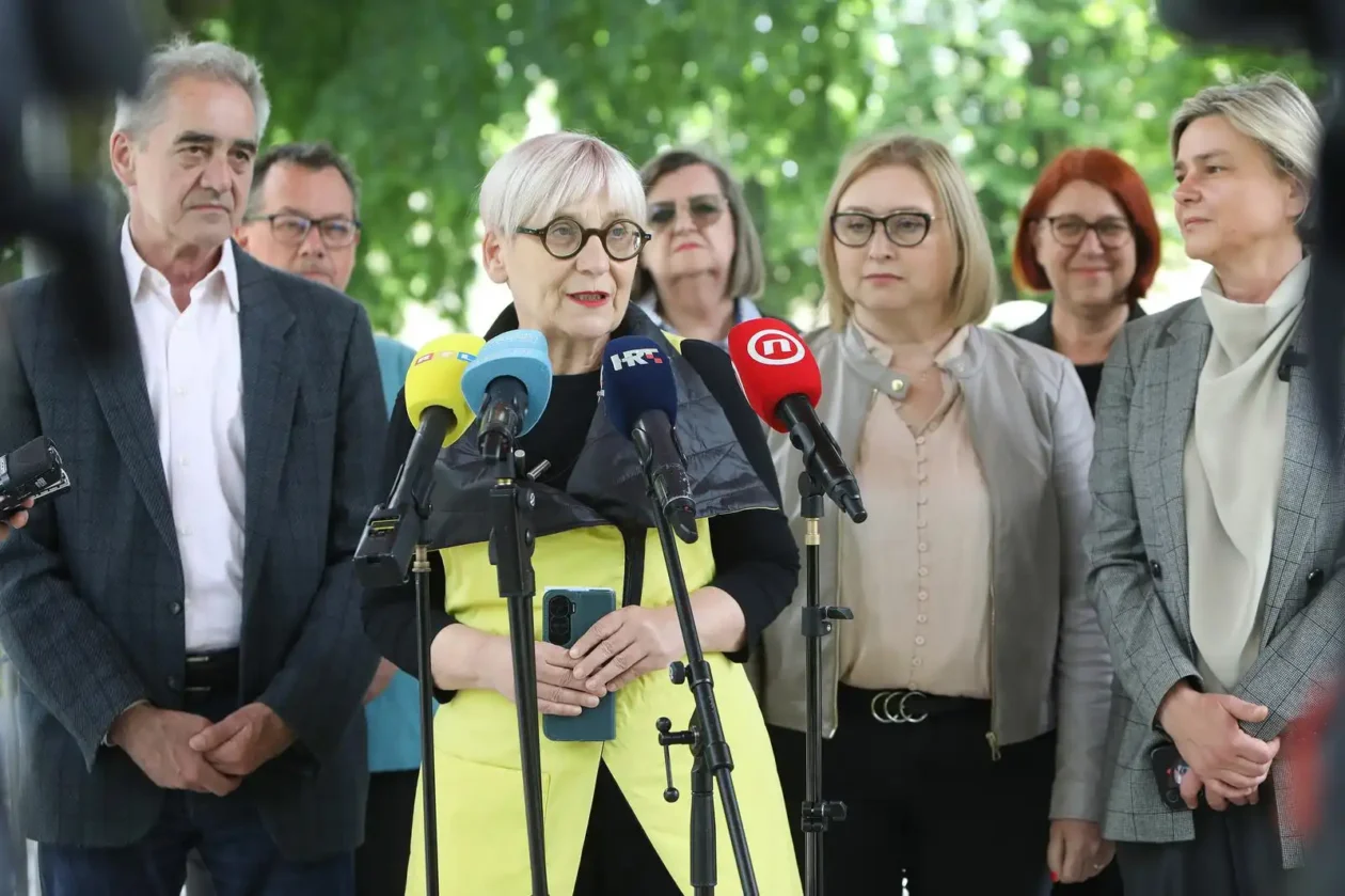 20250521 Možemo Karlovac (foto Kristina Štedul Fabac, PIXSELL) 06 Damir Bakić, Dobriša Adamec, Sandra Benčić, Vesna Horvat, Ehlimana Planinac, Ana Matan i Sandra Benčić