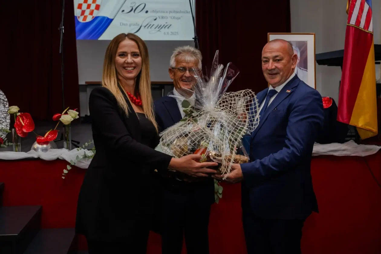 20250806 Slunj (foto Grad Slunj) 13 Mirjana Puškarić, Jure Katić i Tomo Medved