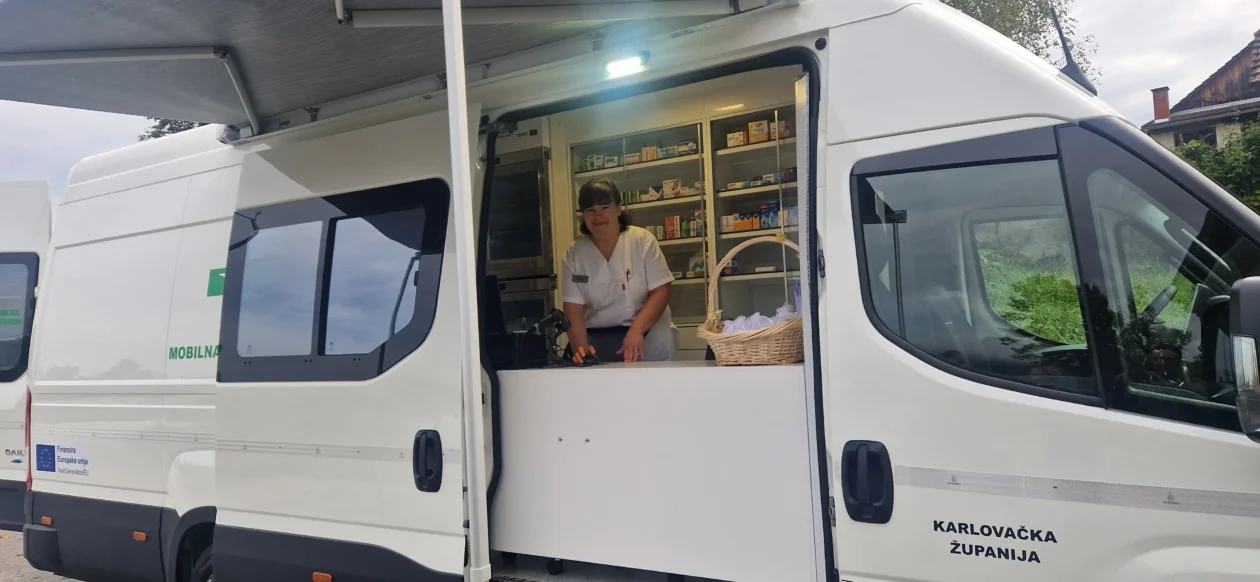 20250917 Bosiljevo 01 mobilna ljekarna i Anita Barešić 20250917 Bosiljevo 01 mobilna ljekarna i Anita Barešić