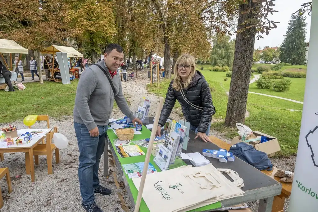 20250927 Sajam udruga Karlovac (foto Igor Čepurkovski) 40 Ranko Gaćeša i Daliborka Jurković
