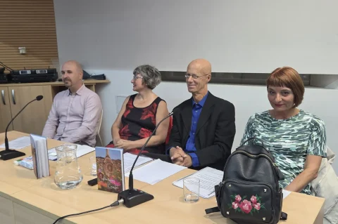 20251001 Gradska knjižnica Ivan Goran Kovačić 01 Bruno Vojvodić, Tatjana Farkaš Radočaj, Larry Waite i Mojca Rapo-Waite 20251001 Gradska knjižnica Ivan Goran Kovačić 01 Bruno Vojvodić, Tatjana Farkaš Radočaj, Larry Waite i Mojca Rapo-Waite