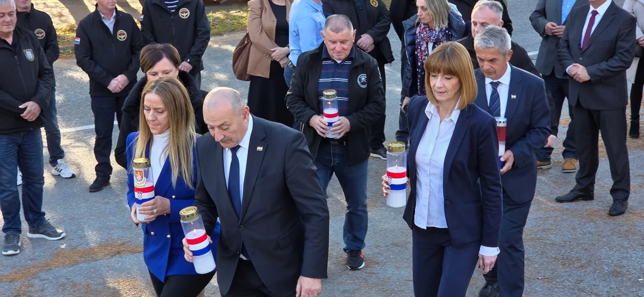 20251114 Donji Lađevac 03 Mirjana Puškarić, Tomo Medved i Martina Furdek Hajdin