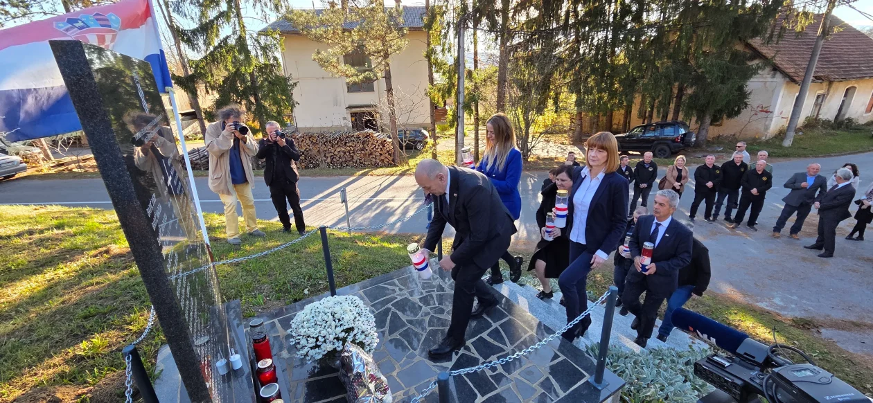 20251114 Donji Lađevac 04 Tomo Medved, Mirjana Puškarić, Anđelka Salopek i Martina Furdek Hajdin