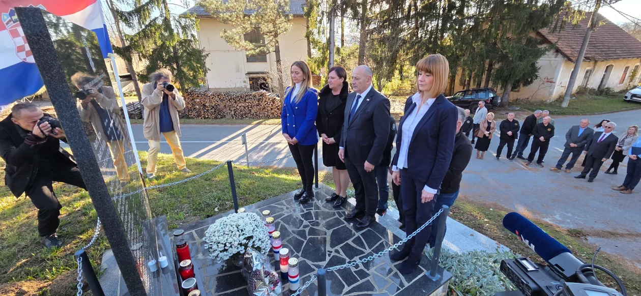 20251114 Donji Lađevac 05 Mirjana Puškarić, Anđelka Salopek, Tomo Medved i Martina Furdek Hajdin