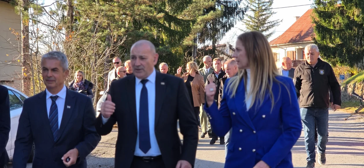 20251114 Donji Lađevac 09 Davor Huška, Tomo Medved i MIrjana Puškarić