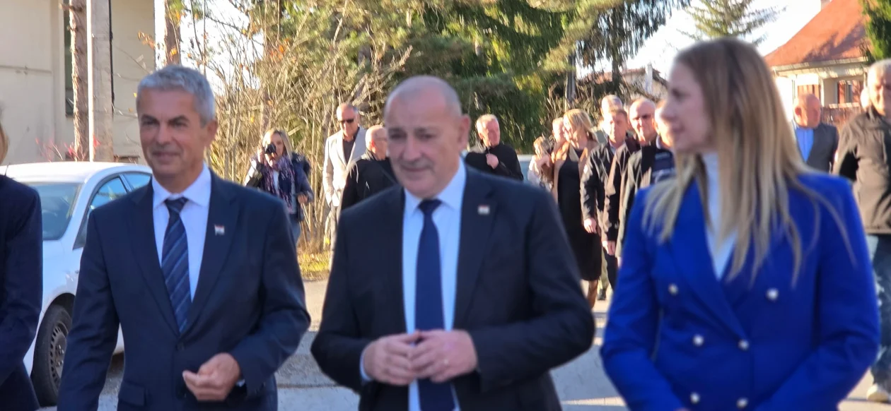 20251114 Donji Lađevac 10 Davor Huška, Tomo Medved i Mirjana Puškarić