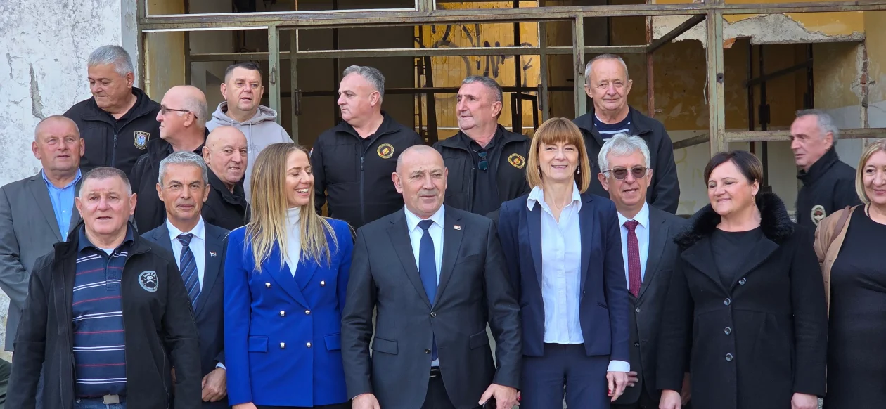 20251114 Donji Lađevac 16 Davor Huška, Mirjana Puškarić, Tomo Medved Martina Furdek Hajdin, Anđelka Salopek i ostali