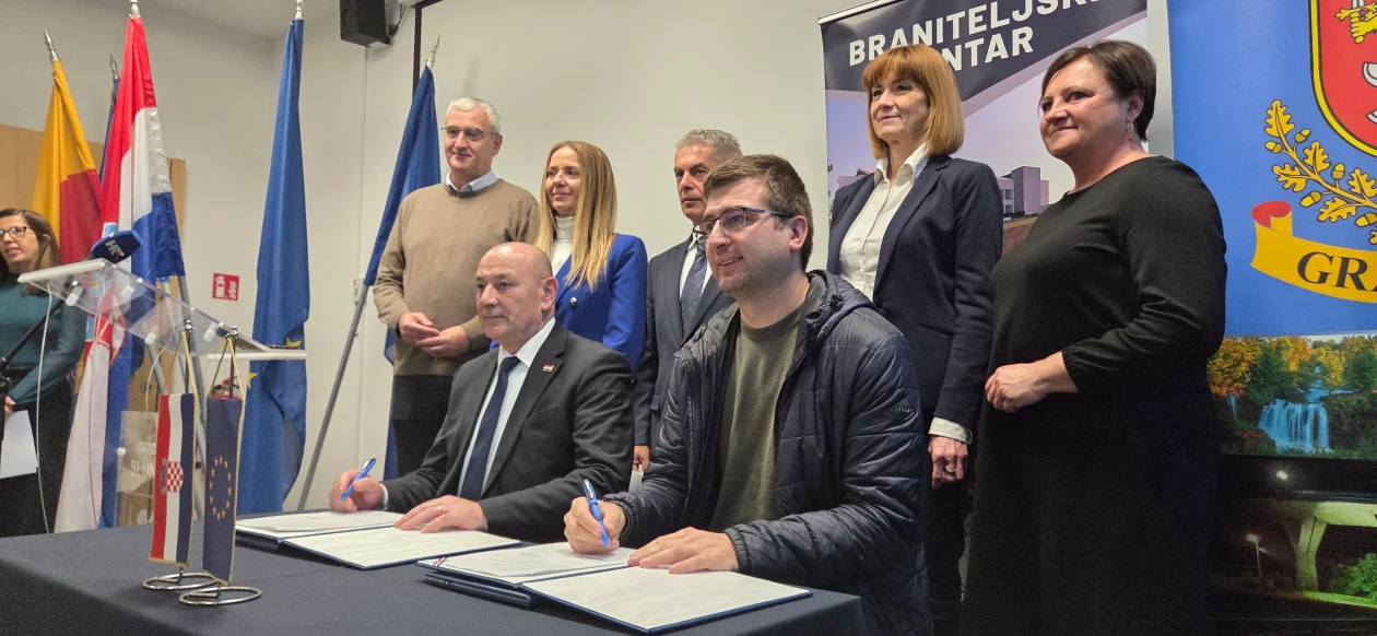 20251114 Rastoke 17 Damir Mandić, Mirjana Puškarić, Davor Huško, Martina Furdek Hajdin, Anđelka Salopek, Tomo Medved i Mario Biljan