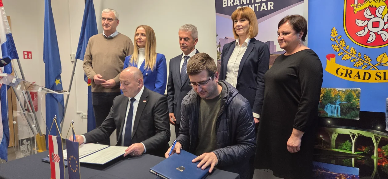 20251114 Rastoke 21 Damir Mandić, Mirjana Puškarić, Davor Huško, Martina Furdek Hajdin, Anđelka Salopek, Tomo Medved i Mario Biljan