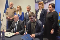 20251114 Rastoke 21 Damir Mandić, Mirjana Puškarić, Davor Huško, Martina Furdek Hajdin, Anđelka Salopek, Tomo Medved i Mario Biljan