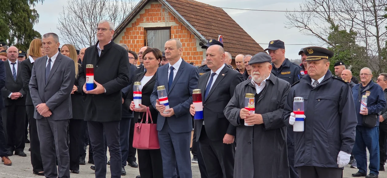 20251116 Slunj 31 NN, Damir Mandić, Ađelka Salopek, NN, Tomo Medved, Vladimir Katić, NN