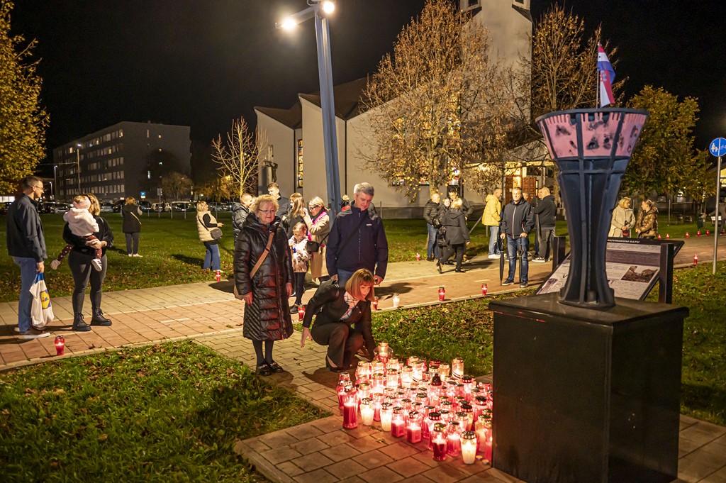 20251117 paljenje svijeća i misa za Vukovar (16)