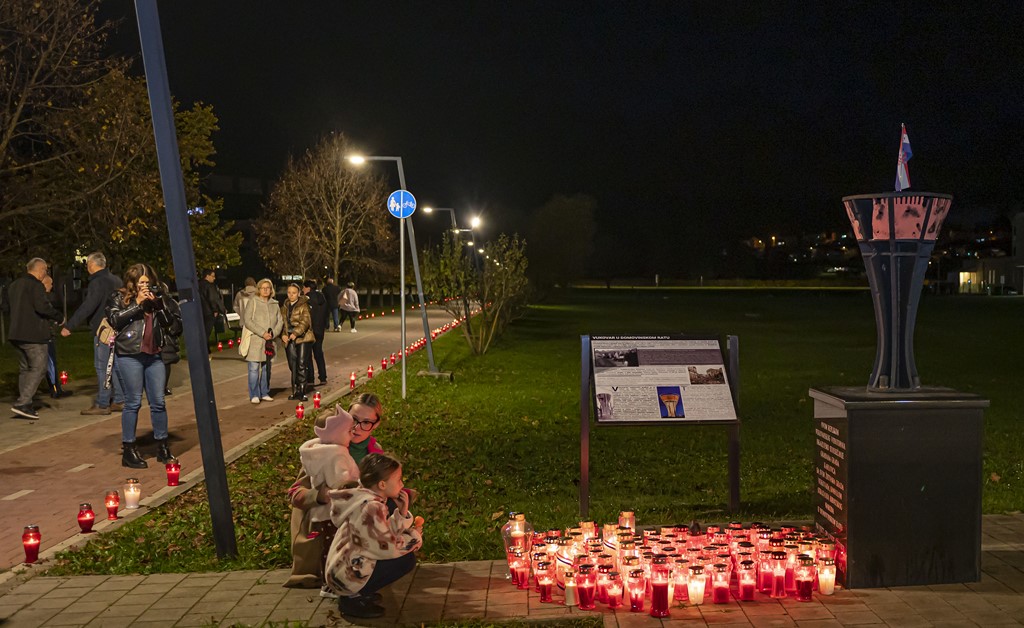 20251117 paljenje svijeća i misa za Vukovar (17)