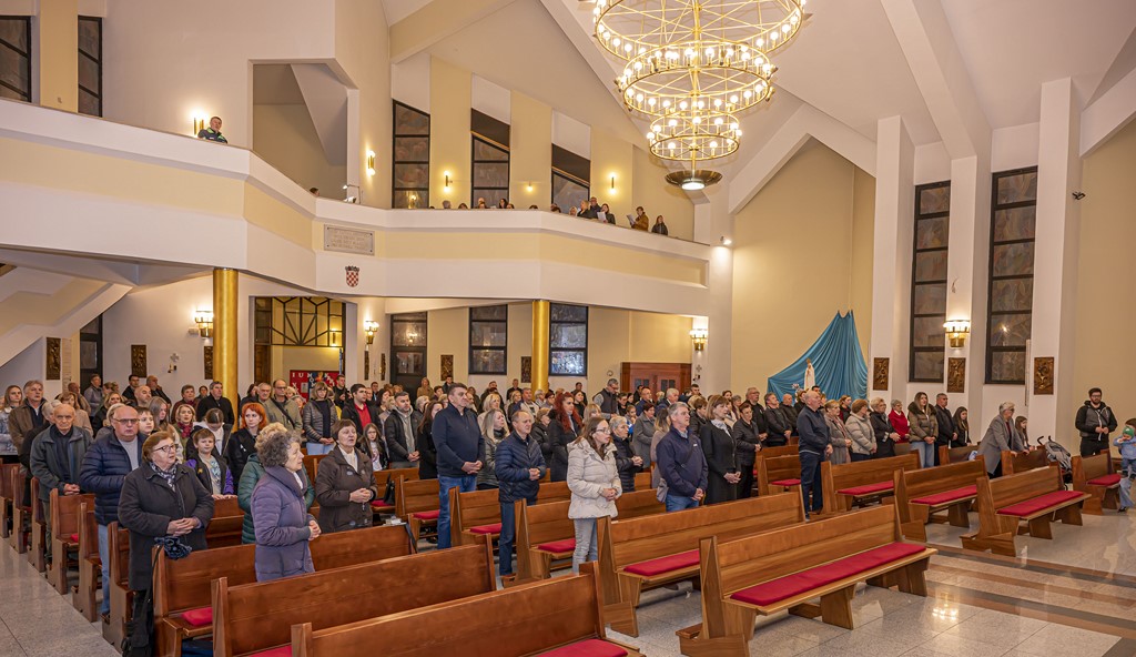 20251117 paljenje svijeća i misa za Vukovar (18)