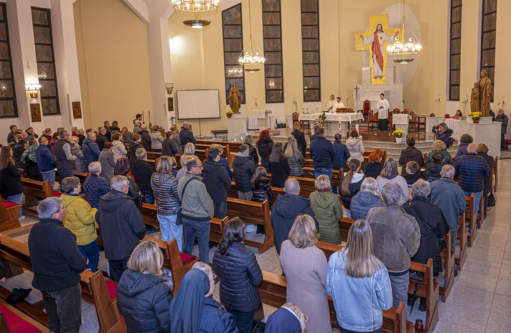 20251117 paljenje svijeća i misa za Vukovar (20)