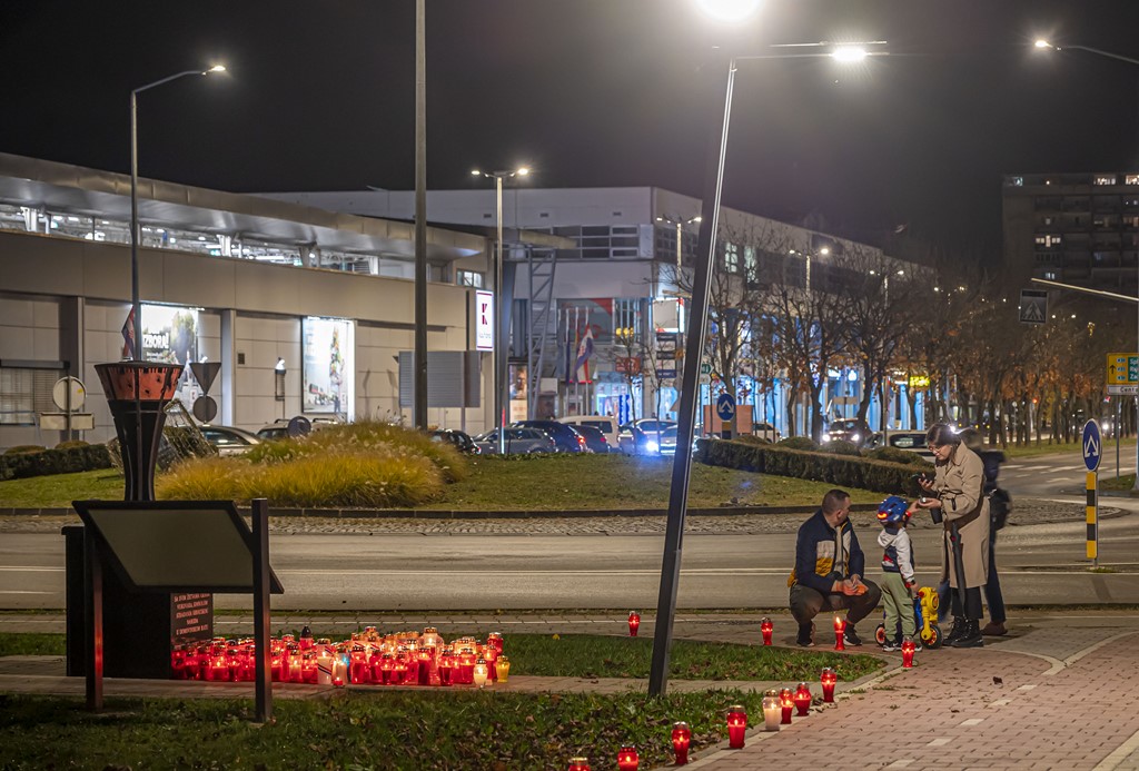 20251117 paljenje svijeća i misa za Vukovar (21)