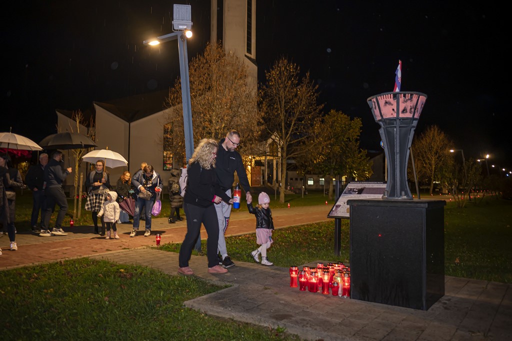 20251117 paljenje svijeća i misa za Vukovar (24)