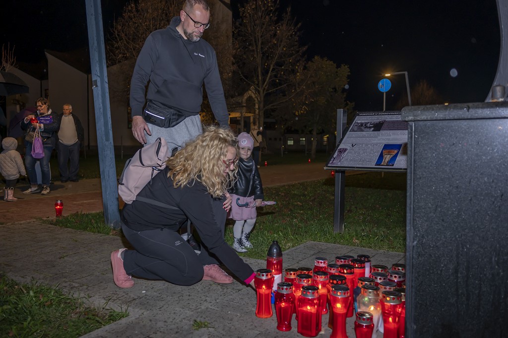 20251117 paljenje svijeća i misa za Vukovar (25)