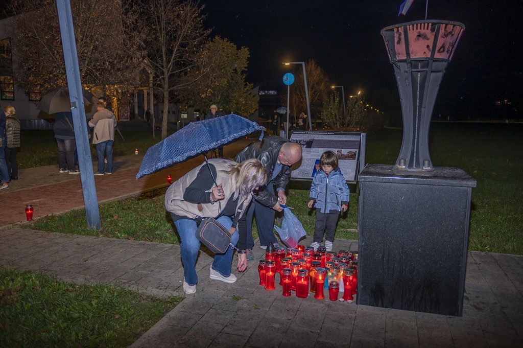 20251117 paljenje svijeća i misa za Vukovar (26)