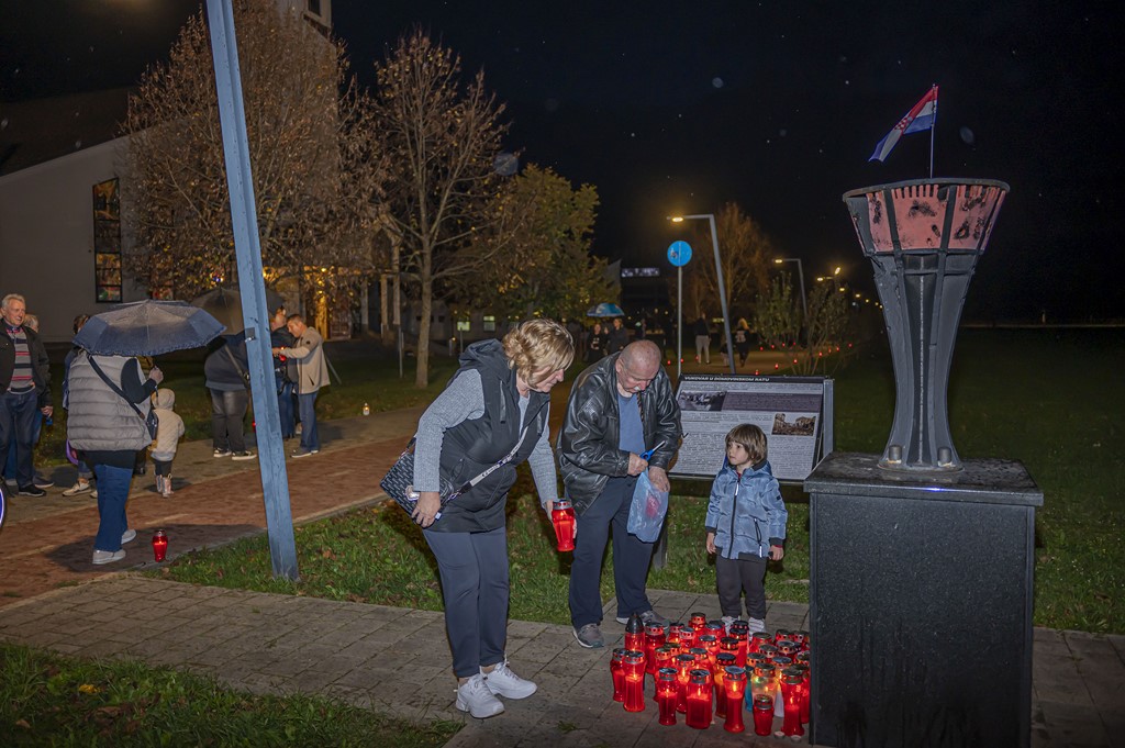 20251117 paljenje svijeća i misa za Vukovar (27)