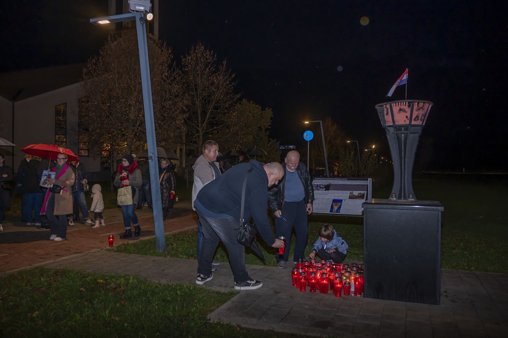 20251117 paljenje svijeća i misa za Vukovar (29)