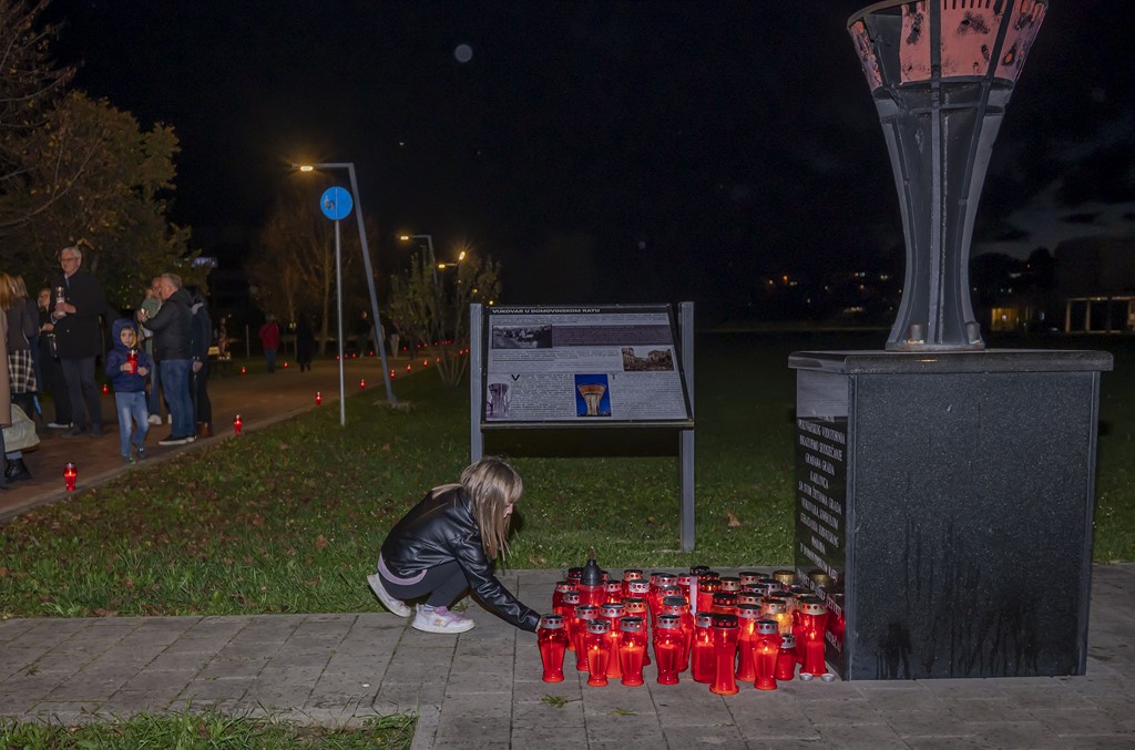 20251117 paljenje svijeća i misa za Vukovar (30)