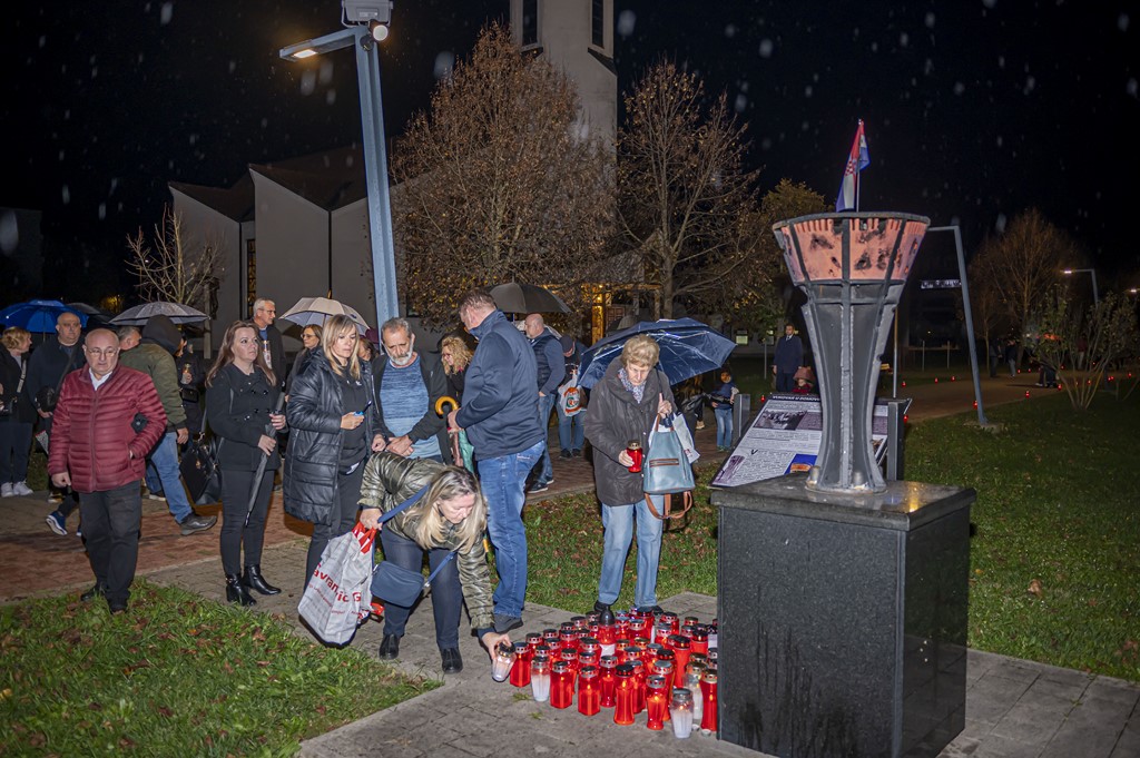 20251117 paljenje svijeća i misa za Vukovar (33)