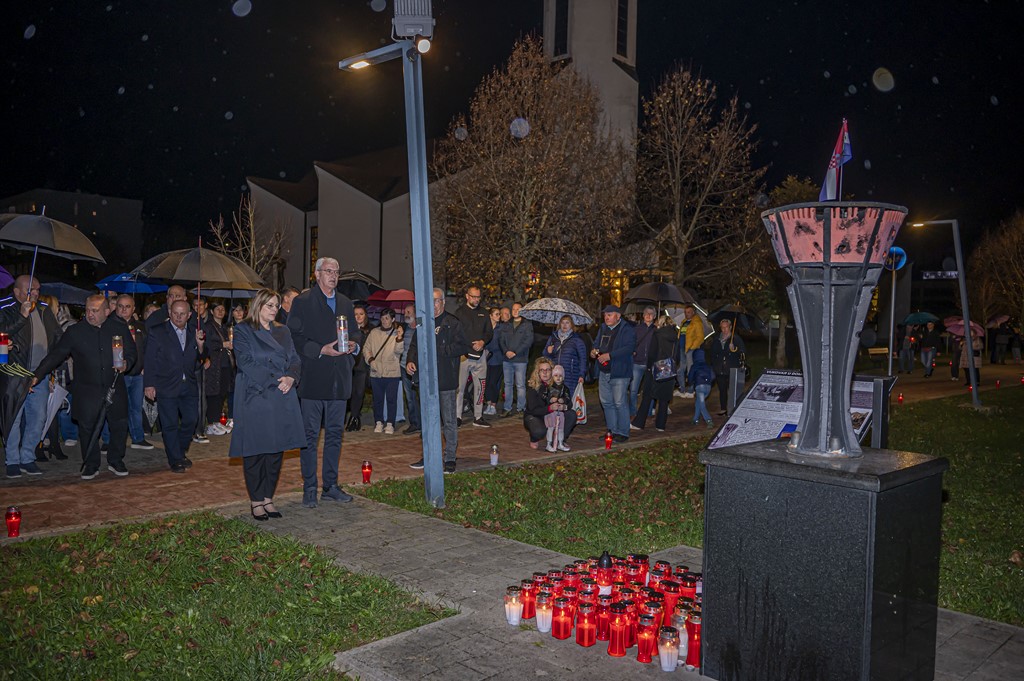 20251117 paljenje svijeća i misa za Vukovar (34)