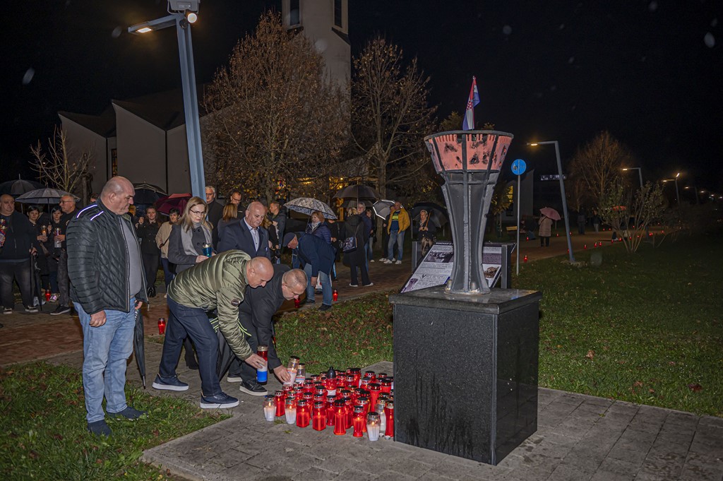 20251117 paljenje svijeća i misa za Vukovar (35)
