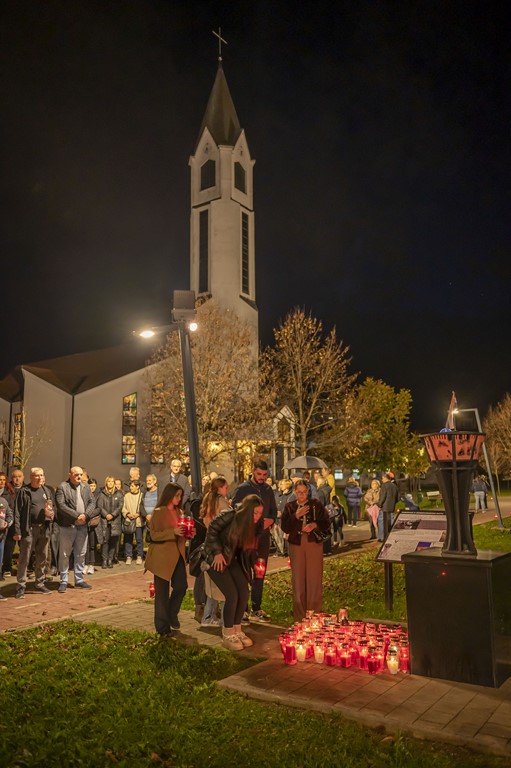 20251117 paljenje svijeća i misa za Vukovar (6)