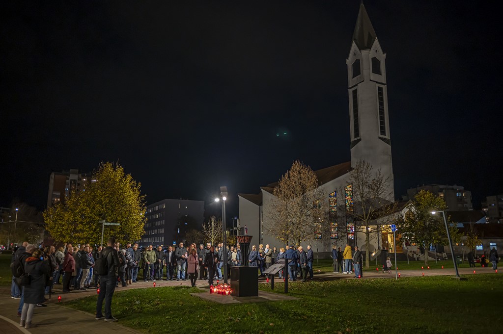 20251117 paljenje svijeća i misa za Vukovar (8)