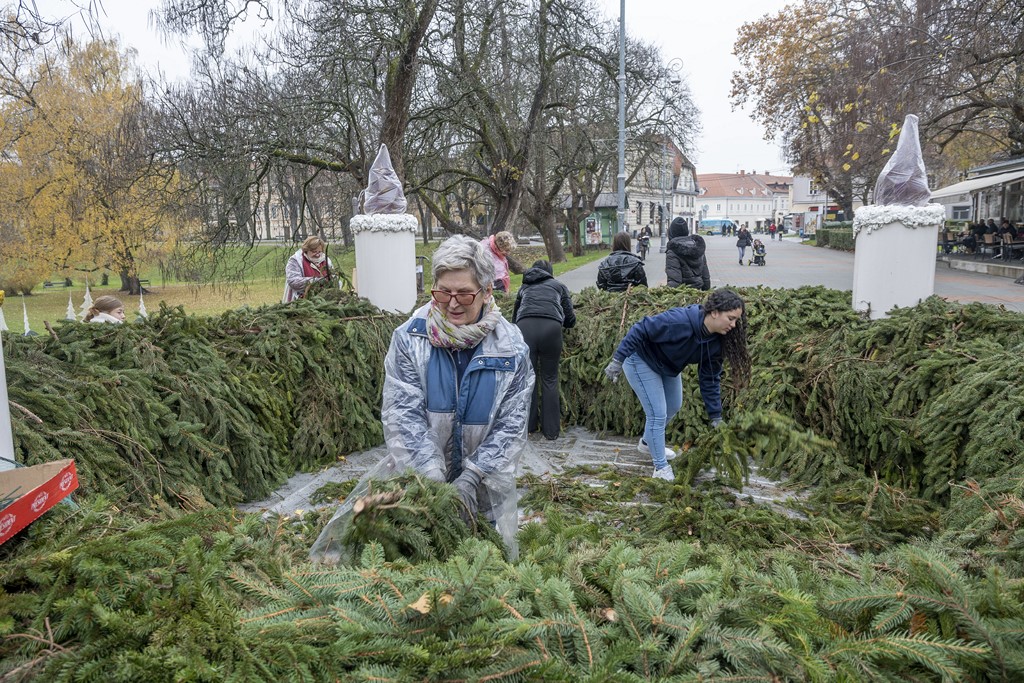 20251120 Karlovac 01 (foto Igor Čepurkovski) slaganje adventskog vijenca 20251120 Karlovac 01 (foto Igor Čepurkovski) slaganje adventskog vijenca