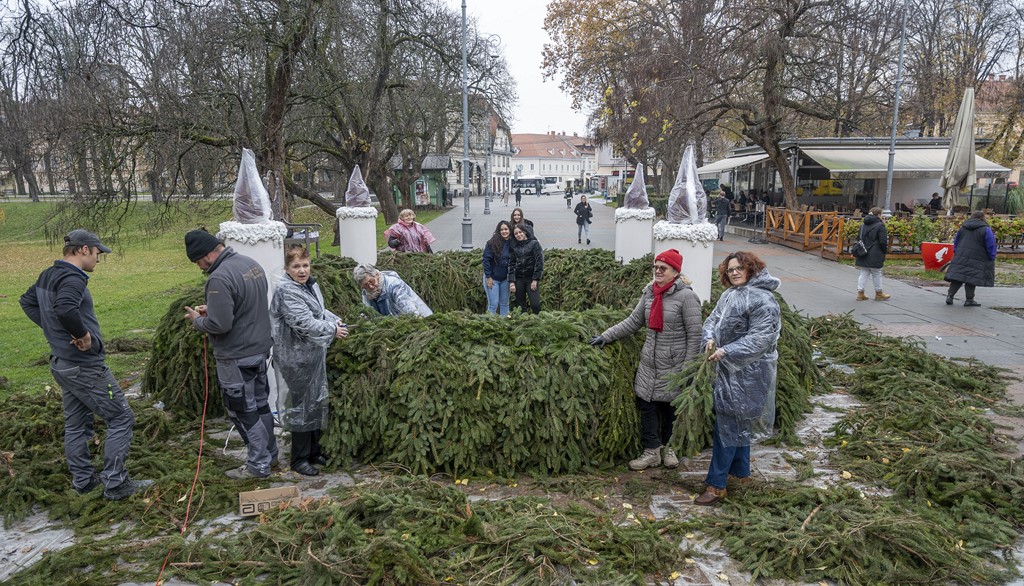 20251120 Karlovac 02 (foto Igor Čepurkovski) slaganje adventskog vijenca 20251120 Karlovac 02 (foto Igor Čepurkovski) slaganje adventskog vijenca