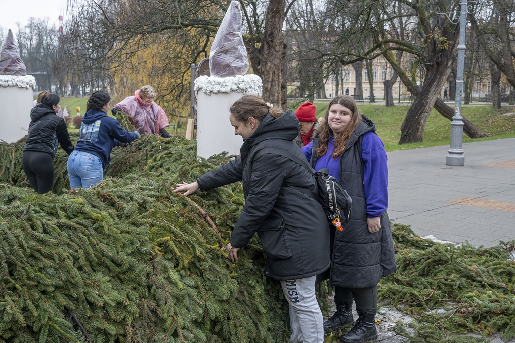 20251120 Karlovac 03 (foto Igor Čepurkovski) slaganje adventskog vijenca 20251120 Karlovac 03 (foto Igor Čepurkovski) slaganje adventskog vijenca