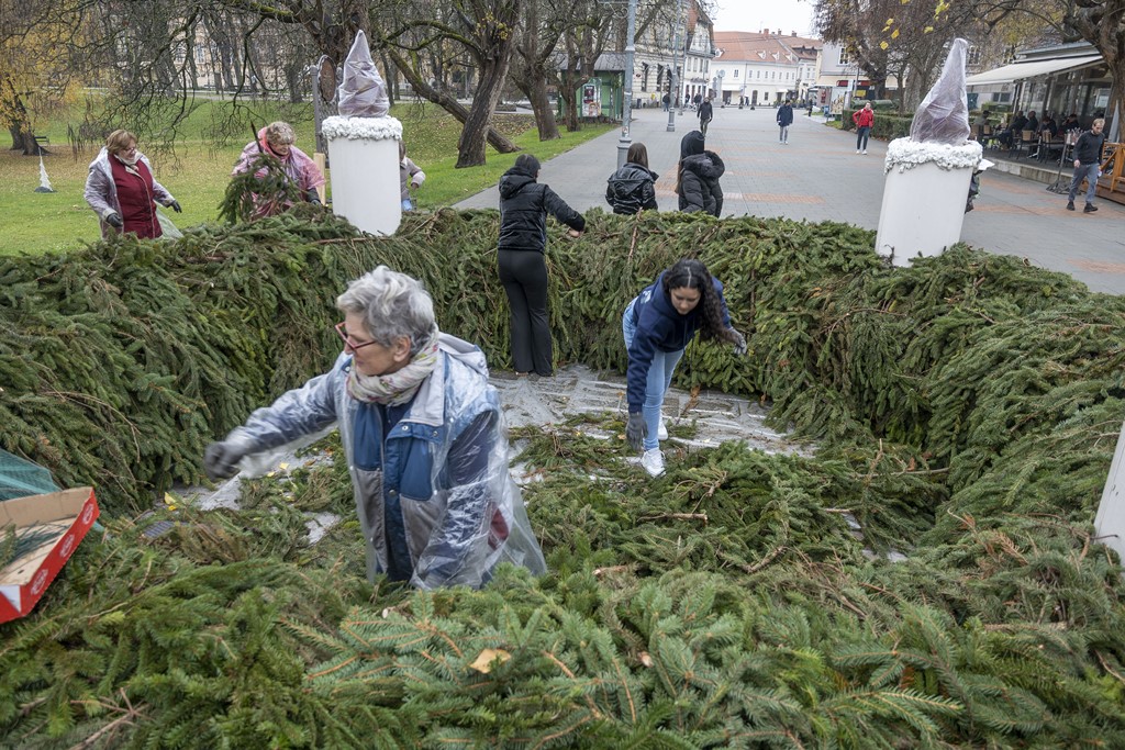 20251120 Karlovac 05 (foto Igor Čepurkovski) slaganje adventskog vijenca 20251120 Karlovac 05 (foto Igor Čepurkovski) slaganje adventskog vijenca
