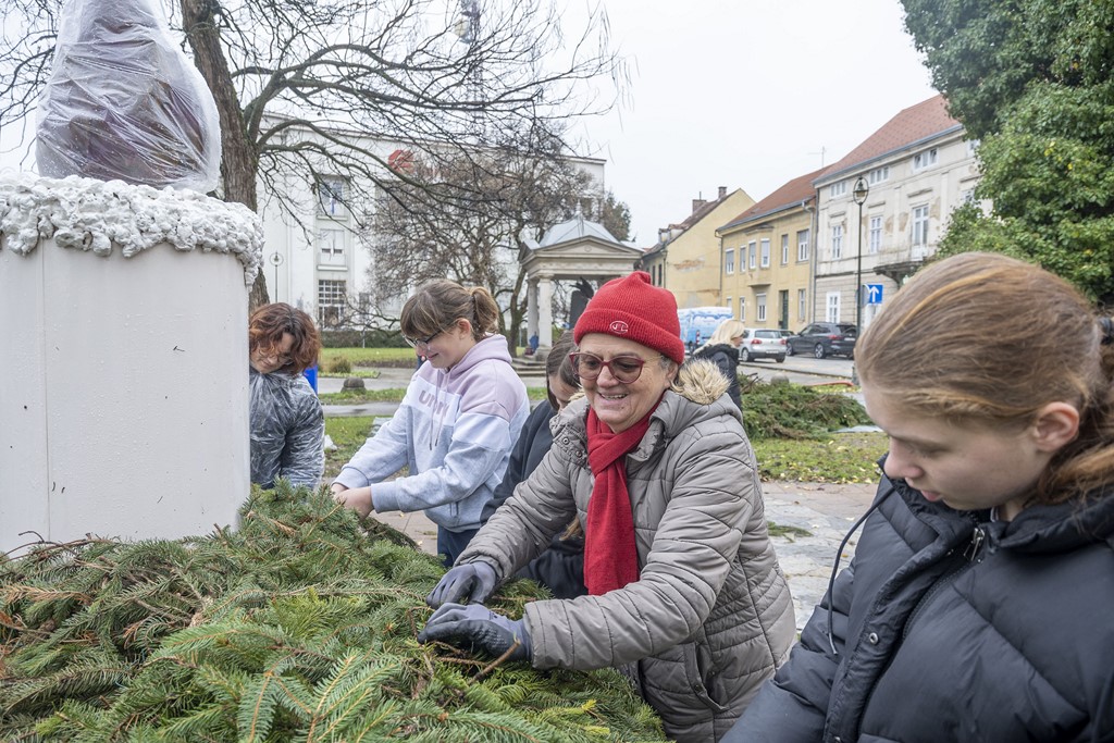 20251120 Karlovac 06 (foto Igor Čepurkovski) slaganje adventskog vijenca 20251120 Karlovac 06 (foto Igor Čepurkovski) slaganje adventskog vijenca