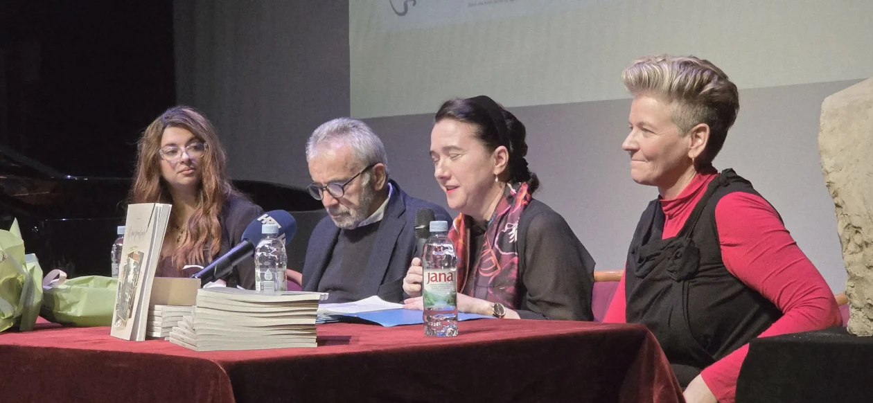 20251202 Gradsko kazalište Zorin dom 09 Dora Gornik, Ognjen Kraus, Tamara Jurkić Sviben i Tena Korkut