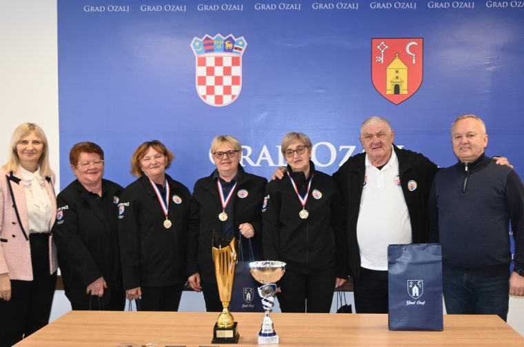 20251219 Ozalj (foto Grad Ozalj) 01 Lidija Bošnjak, Stjepan Basar i prvaci u pikadu