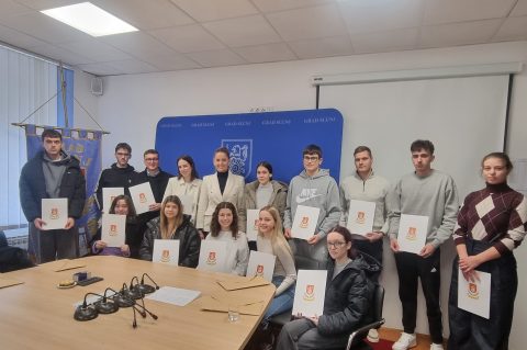 20251220 Slunj 01 Mirjana Puškarić, studentice i studenti (foto Grad Slunj)