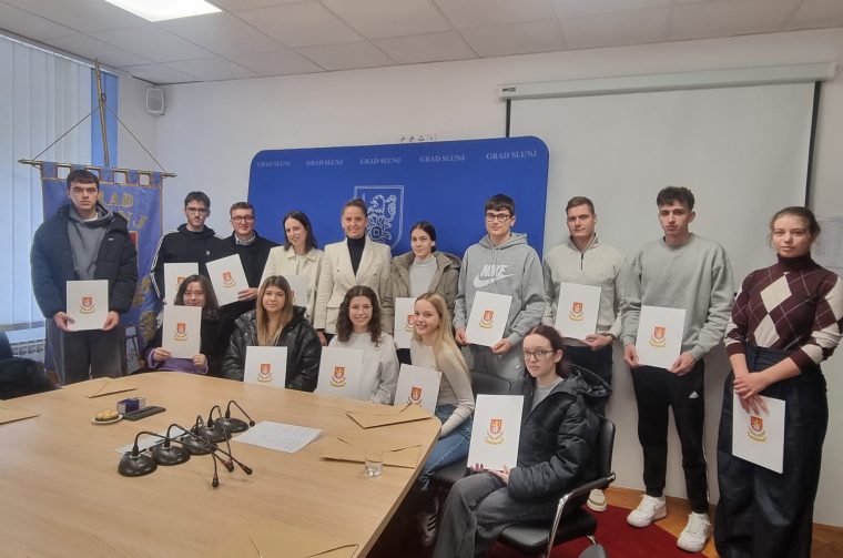 20251220 Slunj 01 Mirjana Puškarić, studentice i studenti (foto Grad Slunj)