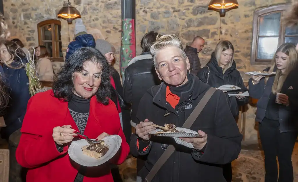 20251912 Advent u Karlovcu (foto Igor Čepurkovski) 53 Mirna Korkut i Tena Korkut