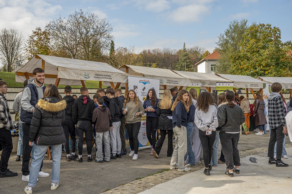 20251914 Sajam srednjih škola u Duga resi (23) 20251914 Sajam srednjih škola u Duga resi (23)