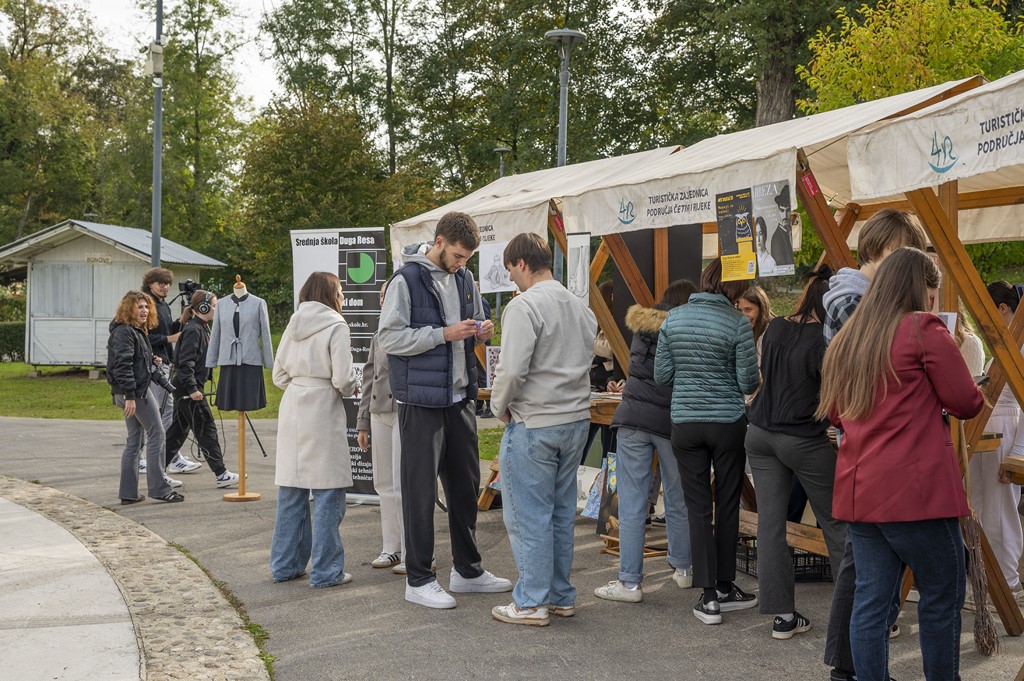 20251914 Sajam srednjih škola u Duga resi (28) 20251914 Sajam srednjih škola u Duga resi (28)
