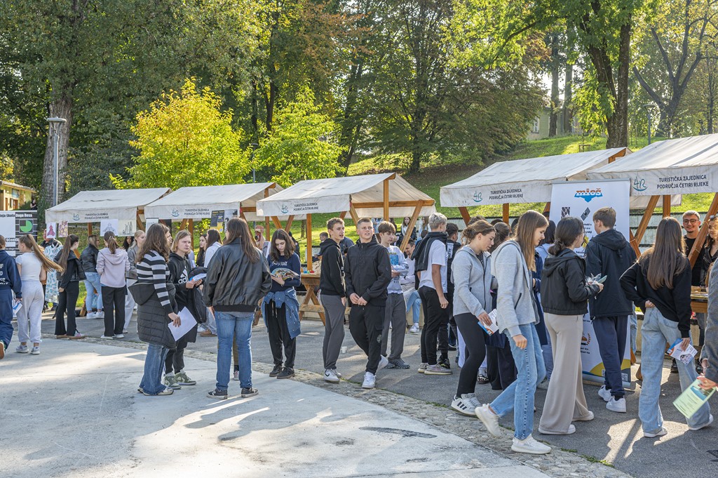 20251914 Sajam srednjih škola u Duga resi (9) 20251914 Sajam srednjih škola u Duga resi (9)