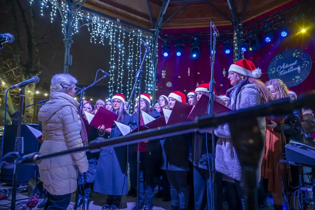 20252012 Advent u Karlovcu (foto Igor Čepurkovski) 06 Prvo hrvatsko pjevačko društvo Zora